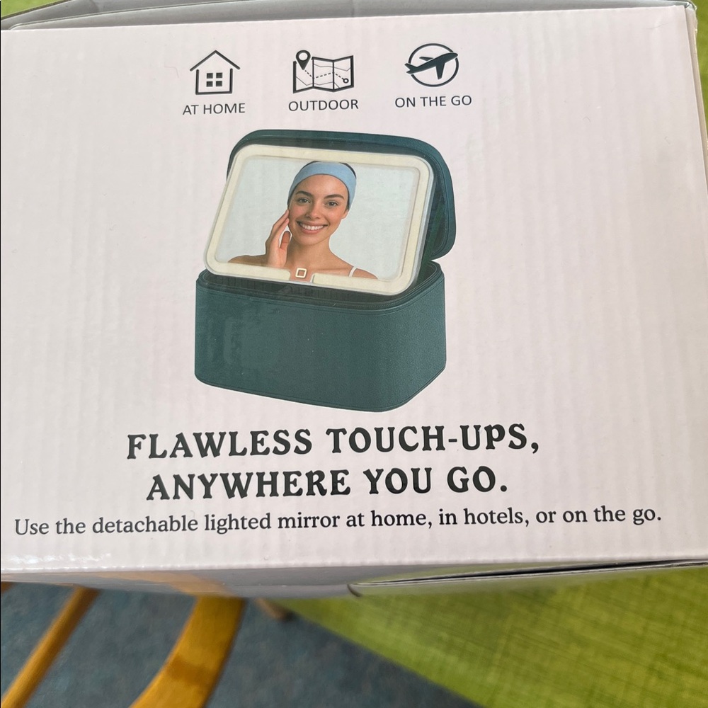 Portable Lighted Makeup CASE and Mirror - Picture 5 of 6